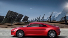 Красный Audi e-tron Concept  прогуливается под ярким солнцем